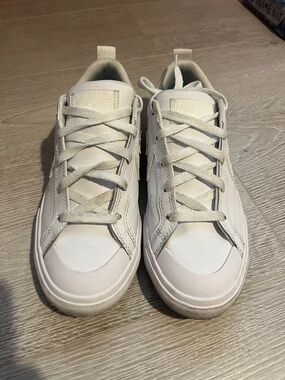 White leather converse size 5.5 youth boys